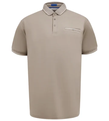 Sandfarvet polo med kontrastdetaljer og brystlomme