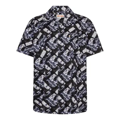 Skjorte i sort og hvid med grafisk mønster