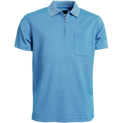 Lys blå polo med lynlås og brystlomme